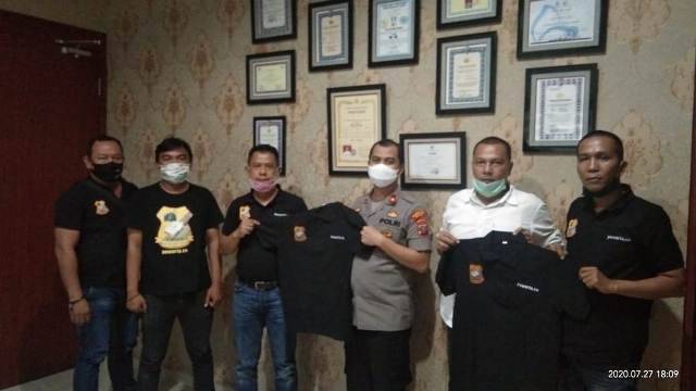 Kapolsek Sunggal Kompol Yasir Ahmadi Terima Kaos dari Ketua Pewarta Medan