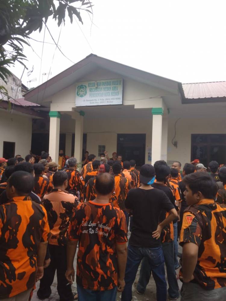 Ratusan Massa PP Medan Area Datangi Kantor Lurah Pandau Hulu II, Perkara Pencabutan Plang