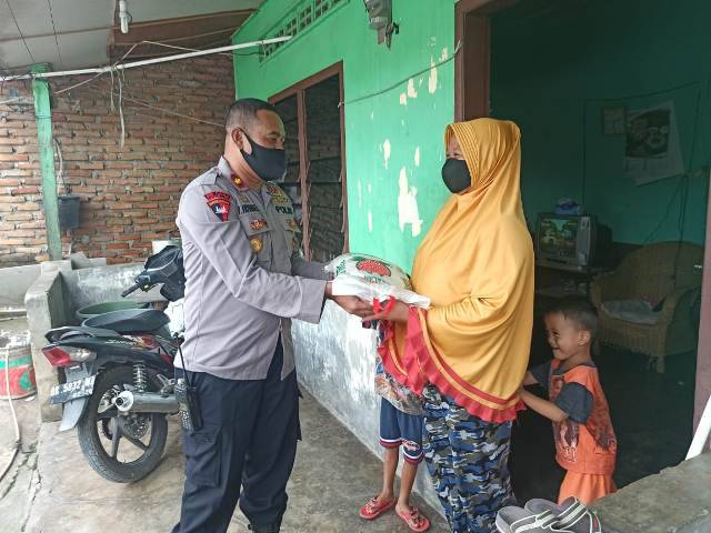 Ayo Tengok Tetangga, Kapolsek Medan Helvetia Berbagi Sembako untuk Warga Kurang Mampu