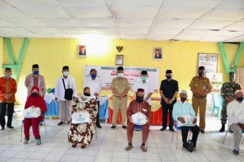 Akhyar Salurkan Bantuan Zakat untuk 100 Warga Kurang Mampu di Belawan