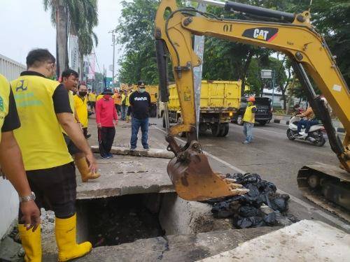 Plt Wali Kota Medan Pimpin Pembersihan Drainase di Jalan SM Raja, Ada Temuan Kabel Fiber Optik dan Ban Bekas