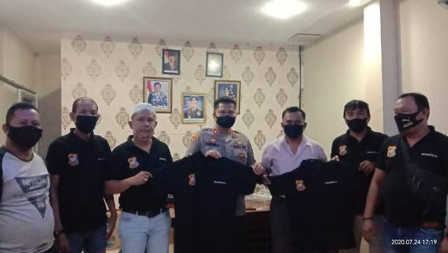 Pewarta Polrestabes Medan Serahkan Baju Uniform Pewarta ke Kapolsek Medan Area