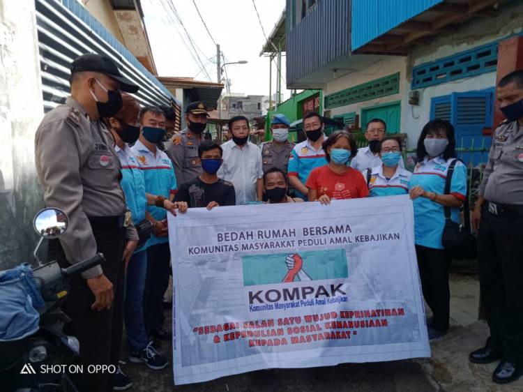Polsek Medan Area Bersama KOMPAK Bedah Rumah Warga Kurang Mampu
