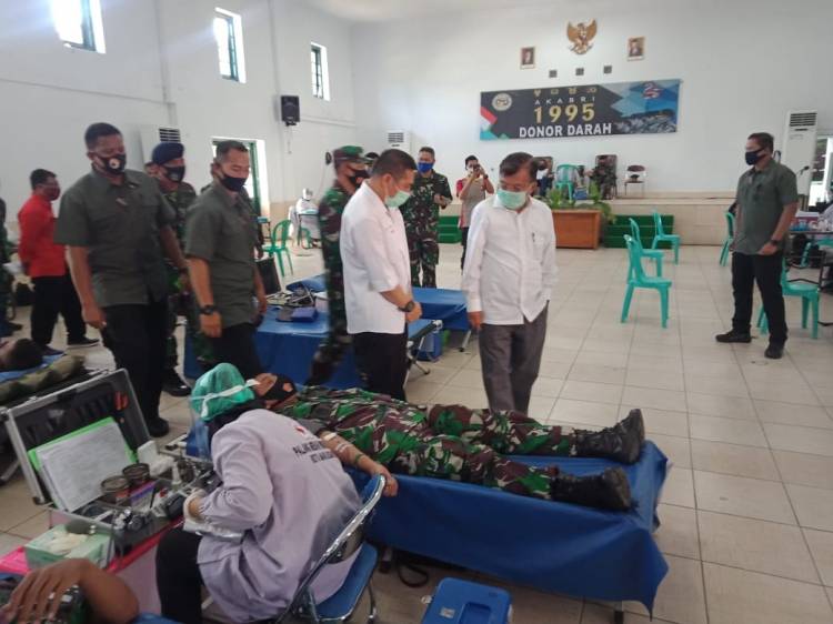 Jusuf Kalla Tinjau Baksos Donor Darah Alumni Akabri 95 Bima Cakti di Makassar