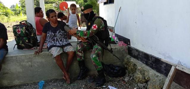 Demi Kesehatan Warga, Prajurit Yonif 754 Datangi Kampung Rimer Sary