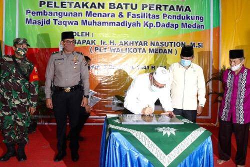 Pembangunan Menara Masjid Taqwa Kampung Dadap, Akhyar Nasution Letakkan Batu Pertama