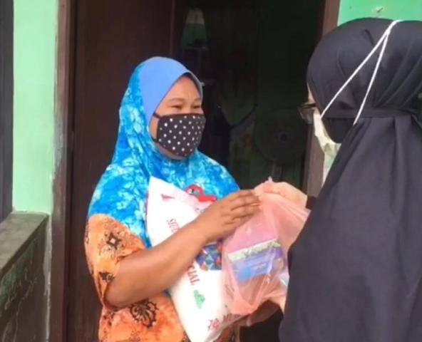 "Ayo Tengok Tetangga" Kembali Gulirkan Sembako untuk Warga Kurang Mampu di Medan Helvetia