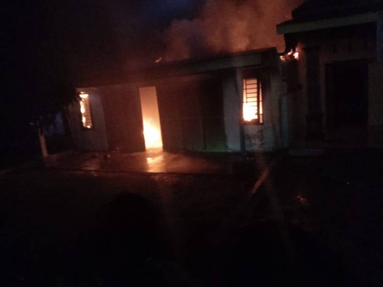 Hidupkan Lilin saat Mati Lampu, Satu Rumah Hangus Terbakar