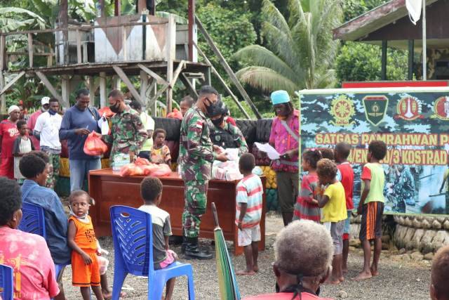 Satgas Yonif 754 Berbagi Sembako untuk Warga Kampung Nayaro Papua