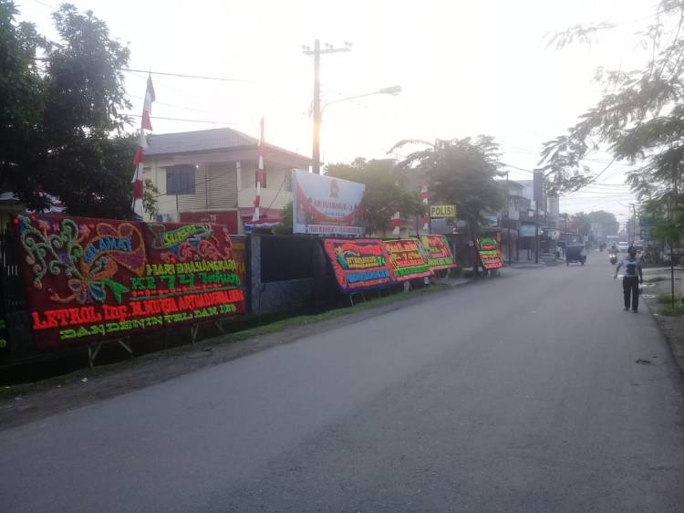 Polsek Medan Helvetia Dibanjiri Karangan Bunga Ucapan Hari Bhayangkara Ke -74