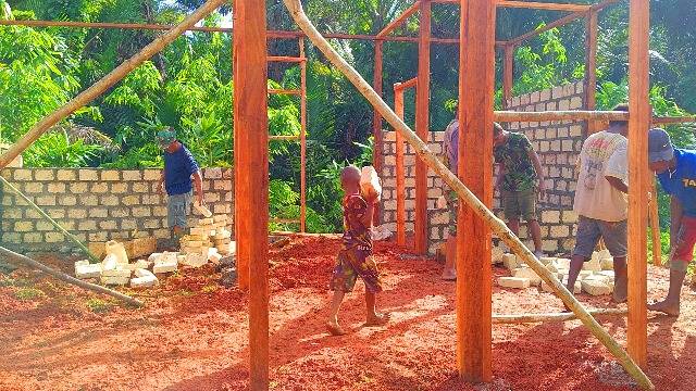 Anak-Anak Kampung Natabui-Toweta Bantu Sukseskan TMMD 108 di Yapen Barat