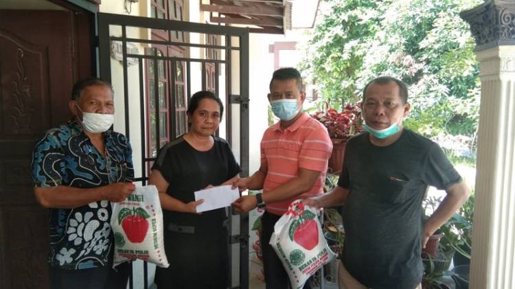 Ketua Pewarta Berikan Santunan dan Beras kepada Keluarga Almarhum Roland Tambunan Wartawan SIB