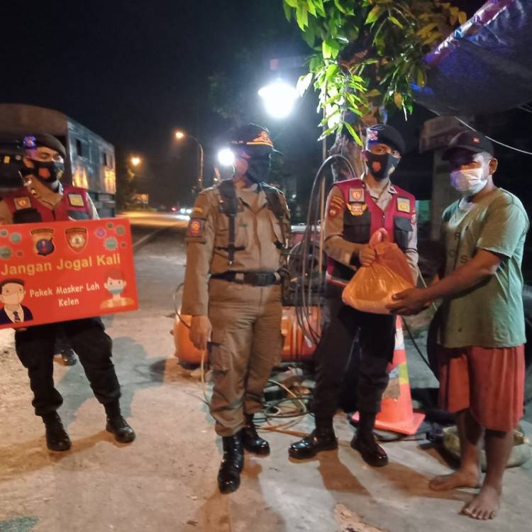 Patroli Gabungan, Polresta Deli Serdang Bagi Masker dan Paket Sembako