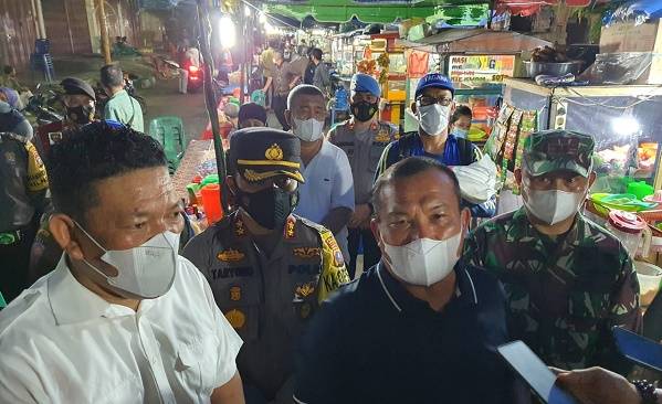 Pelaksanaan PPKM, Wali Kota, Wakil Wali Kota, Dandim dan Kapolres Sibolga Beri Bantuan ke Pedagang