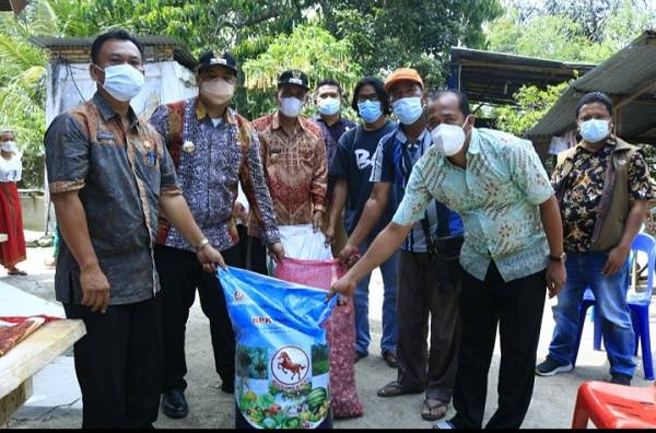 Bupati Samosir Serahkan Bantuan Penangkar Bibit Bawang Merah kepada Kelompok Tani Desa Cinta Dame