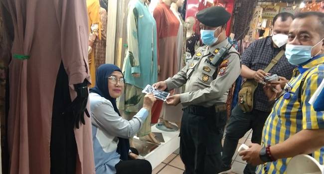 Cegah Penularan Covid-19, Polsek Medan Baru Beri Himbauan dan Bagikan Masker kepada Warga di Pasar Petisah