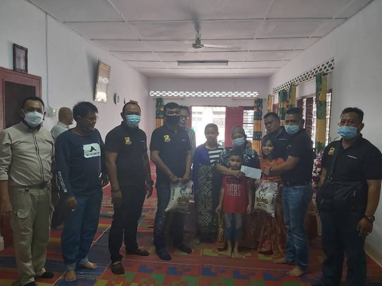 Melayat ke Rumah Duka Elon Sianturi, Chairum Lubis Santuni Keluarga dan 2 Goni Beras
