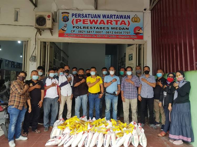 Pewarta Polrestabes Medan Berbagi Paket Sembako kepada Wartawan Terdampak PPKM Level 4