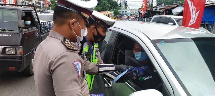 Satlantas Polrestabes Medan Bagikan Brosur Sosialisasi Mendagri N 2 Tahun 2021 Tentang PPKM Darurat
