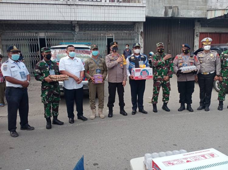 Kunjungi Pos PPKM Darurat, Wakapoldasu dan Kasdam I/BB Beri Konsumsi Tingkatkan Imun Tubuh Personil