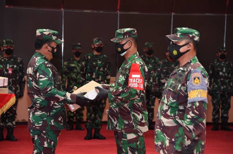 Bagikan Laptop kepada Babinsa, Babinpotmar, dan Babinpotdirga, Panglima TNI Pesankan Tracer Digital dan Lapangan Tekan Kasus Covid-19