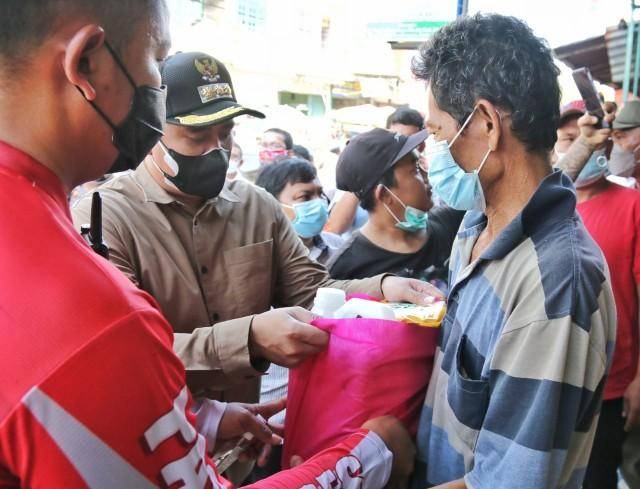 Wali Kota Medan Serahkan Bantuan Sembako Kepada Warga yang Lakukan Isoman