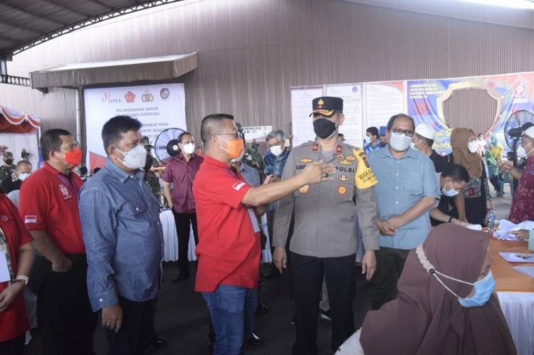 Waka Polda Sumut Tinjau Vaksinasi 3.000 Buruh dan Masyarakat Tahap II di Deli Serdang