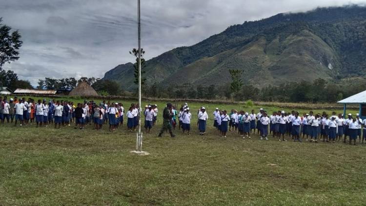 Tanamkan Rasa Cinta Tanah Air kepada Generasi Muda Papua, Satgas TNI Latihkan Baris-Berbaris