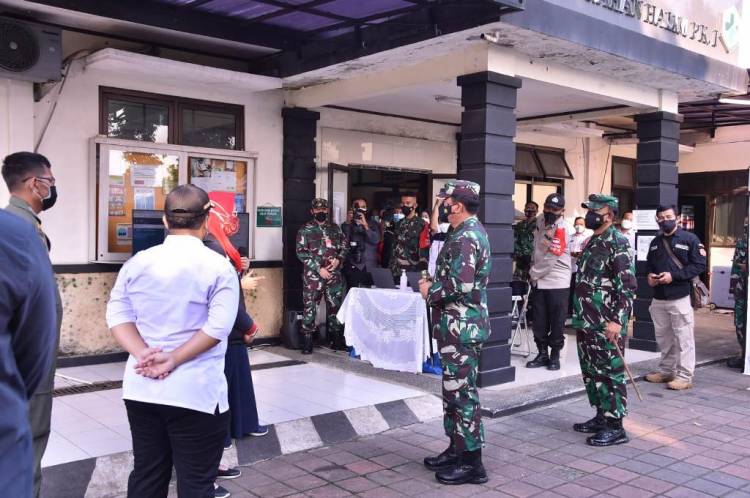 Panglima TNI Cek Penerapan Aplikasi Silacak dan Inarisk di Puskesmas Halim Perdanakusuma Jaktim