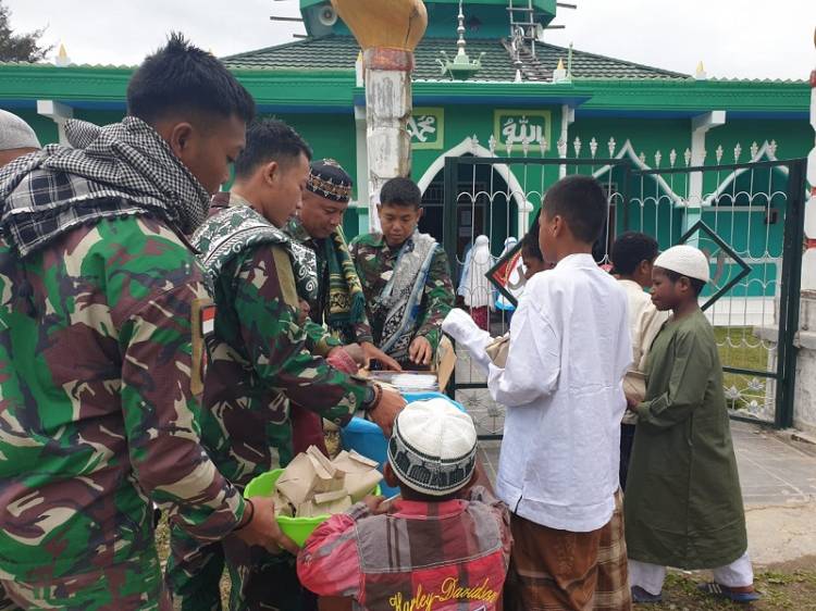 Satgas TNI Adakan Kegiatan Jumat Berkah di Distrik Walesi Papua