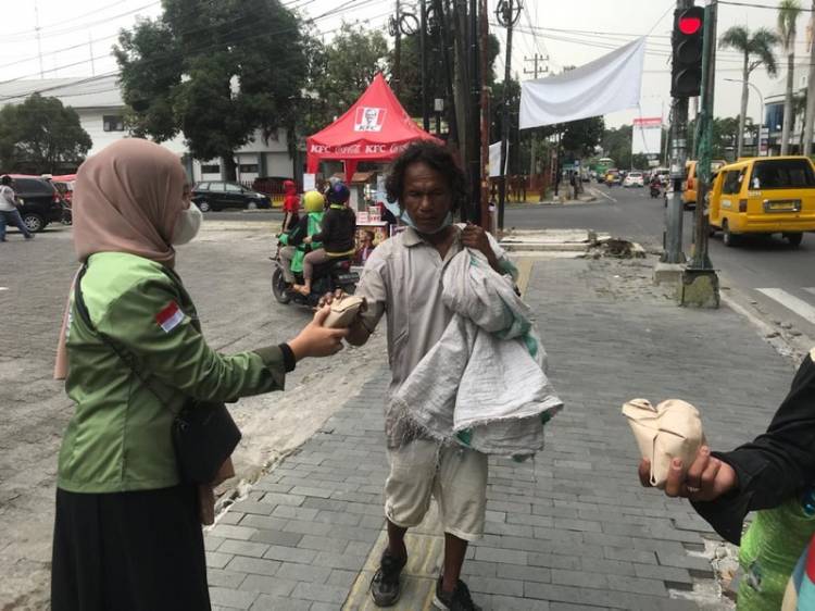 BEM UINSU Bagikan Nasi Bungkus kepada Warga Terdampak PPKM Darurat di Kota Medan