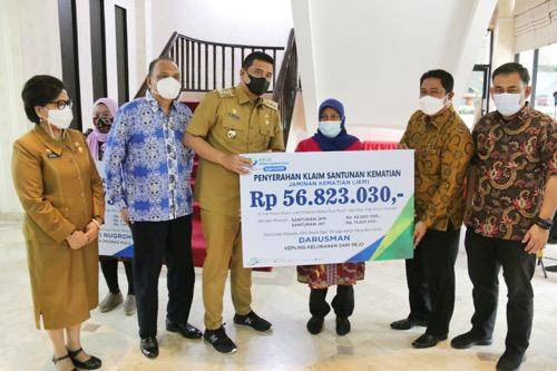 Walikota Medan Serahkan Klaim Santunan JKM dan JHT Kepada Ahli Waris