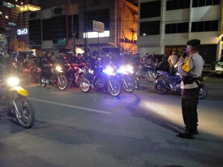 TNI, Polri dan Satgas Covid-19 Patroli Skala Besar Bagikan Bansos kepada Masyarakat Terdampak Covid-19 di Medan