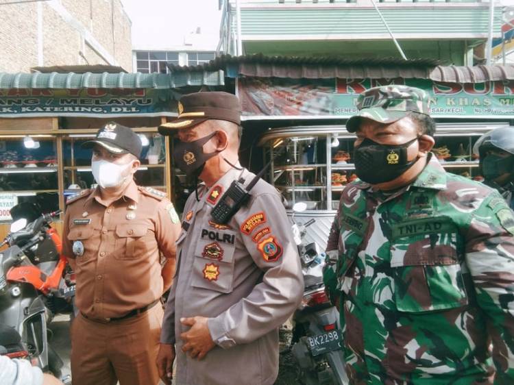 Razia PPKM Darurat, Polsek Medan Timur Tutup Tempat Usaha dan Toko
