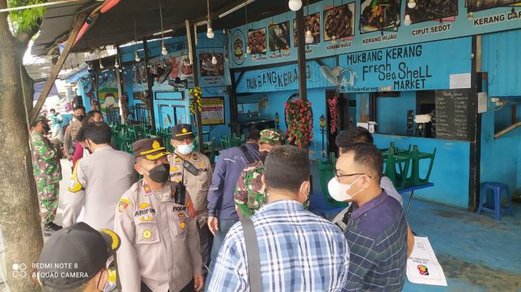 Datangi Rumah Makan dan Sektor Esensial, Tim Gabungan Polsek Medan Timur Sosialisasi PPKM Darurat