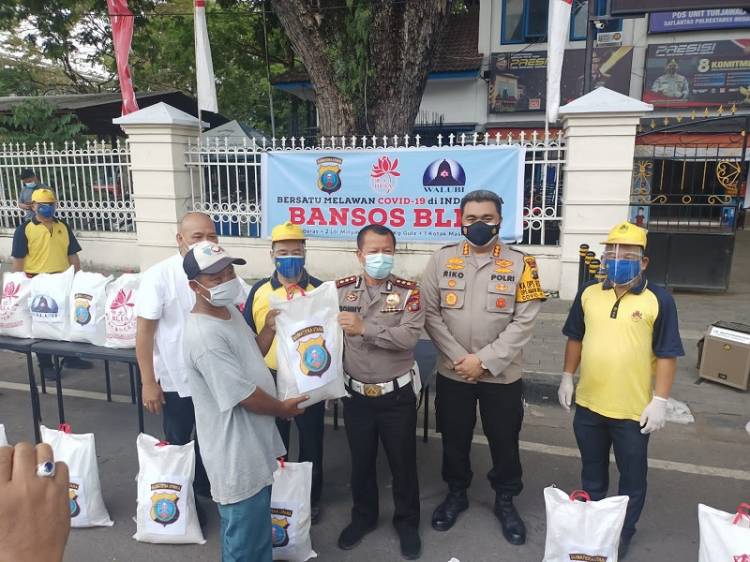 Kapolrestabes Medan Bersama Walubi Gulirkan Bantuan Sembako kepada Warga Terdampak PPKM Darurat