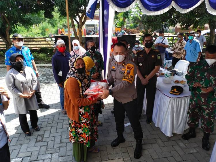 Polresta Deli Serdang Kawal Pendistribusian Bantuan Beras ke Masyarakat