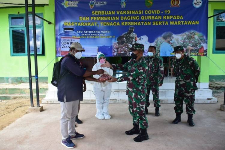 Dukung Vaksinasi Covid-19 di Merauke, Danrem 174 Bangun Nawoko Bagikan Daging kurban dari 12 Ekor Sapi untuk Peserta Vaksin