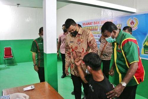 Wali Kota Medan Tinjau Pelaksanaan Vaksinasi Covid-19 Bagi Pelatih dan Atlet di Stadion Teladan