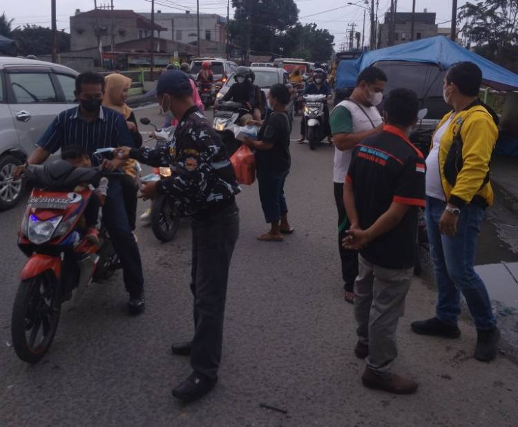 Rayon AMPI Kecamatan Patumbak Bagi-bagi Masker kepada Warga