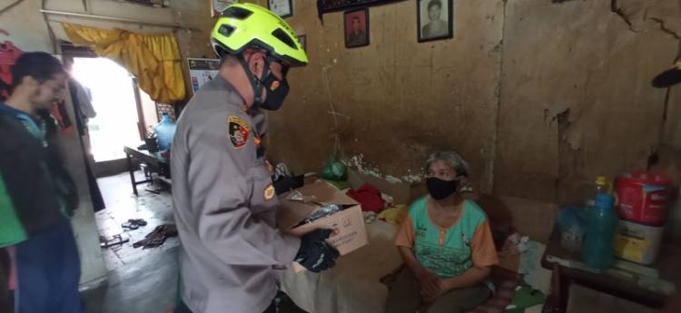 Naik Sepeda, Kapolsek Medan Timur Berbagi Sembako kepada Warga Kurang Mampu Terdampak Covid-19