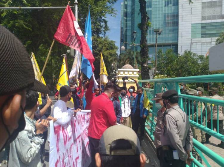  Evaluasi PPKM Darurat, Massa Kelompok Cipayung Geruduk Kantor Walikota Medan