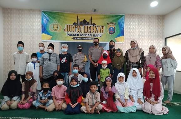 Ikuti Sespimen Polri, Kompol Aris Wibowo Beri Bantuan Kepada Warga Kurang Mampu di Mako Polsek Medan Baru