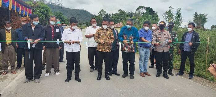 PT TPL Serahkan Bantuan Pembangunan Jalan Desa Pardomuan Silaen Kabupaten Toba