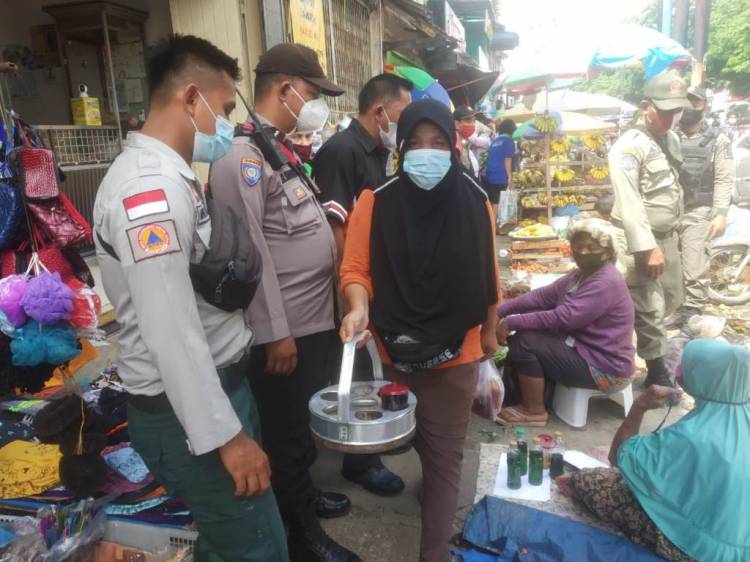 Polisi Bubarkan Kerumunan Massa di Pasar Sukaramai Medan
