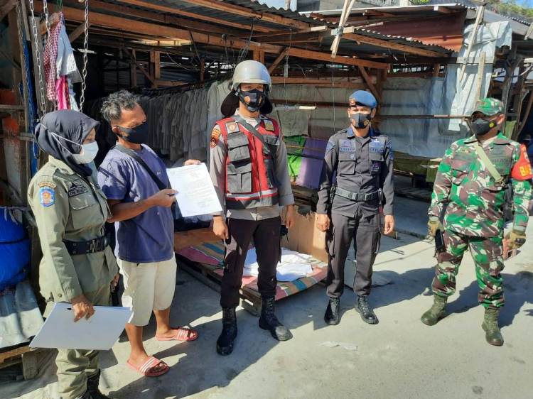 Tim Gabungan Polsek Medan Timur Tutup Sejumlah Usaha  Swasta Sektor Non Esensial