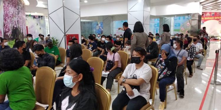 Polsek Medan Timur Gelar Vaksinasi Covid-19 Dosis ke-II di Mall Centre Point, Warga Antusias Divaksin