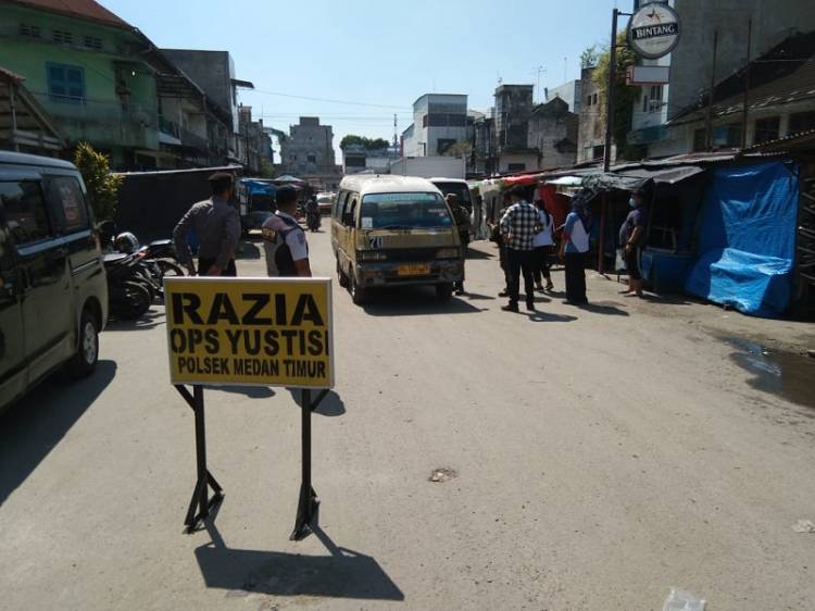 Redam Covid-19, Polisi Himbau Warga Terapkan Prokes di Jalan Sambu Medan  