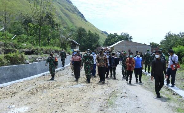 Bupati Samosir Bersama Danrem 023/KS Tutup Karya Bhakti TNI Kodim 0210/TU di Desa Bonandolok