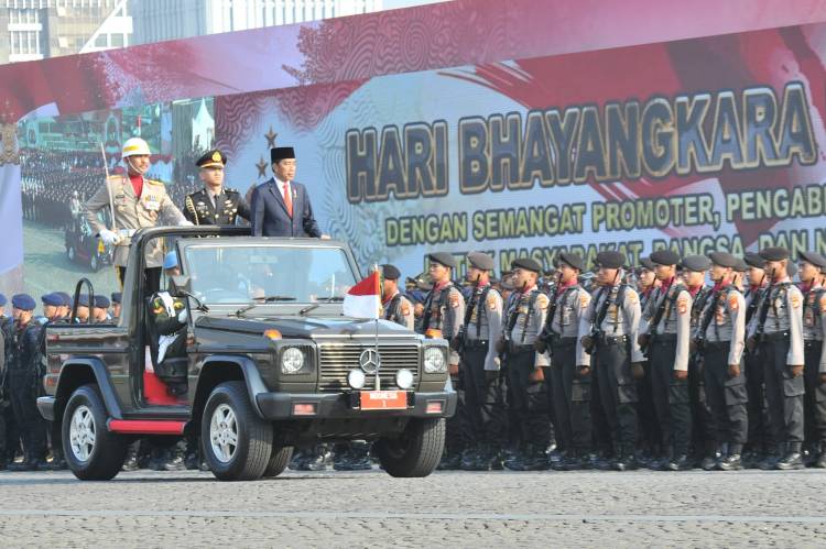 Peringati HUT ke-75 Bhayangkara, Presiden Anugerahkan Bintang Bhayangkara Nararya Bagi Tiga Personel Polri